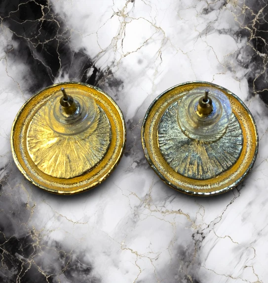 Pendientes de disco vintage de los años 80 tono dorado esmalte crema pasarela de alta costura perforada Foto 3 de 4