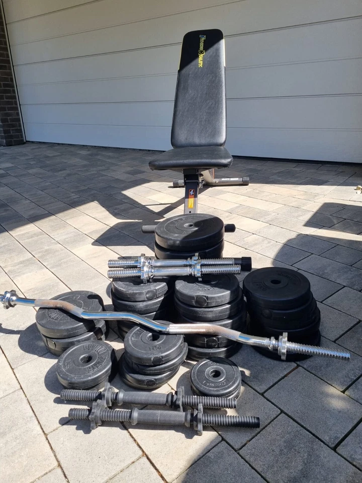 Hantelbank und Kurzhanteln