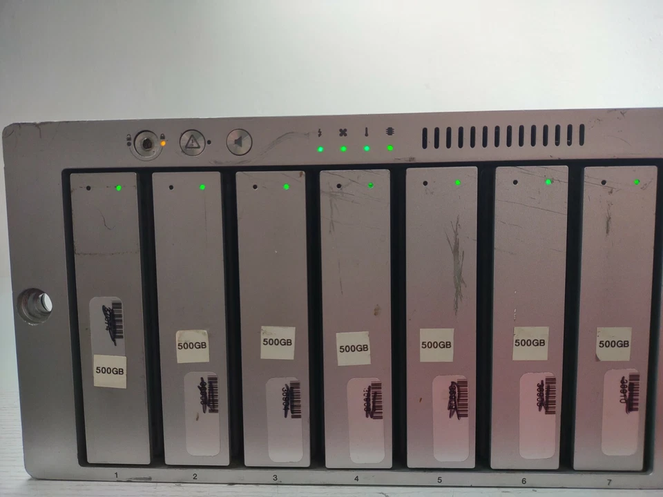 Gabinete de red de almacenamiento Apple XSERVE RAID A1009 con unidades x14 de 500 GB Foto 2 de 4