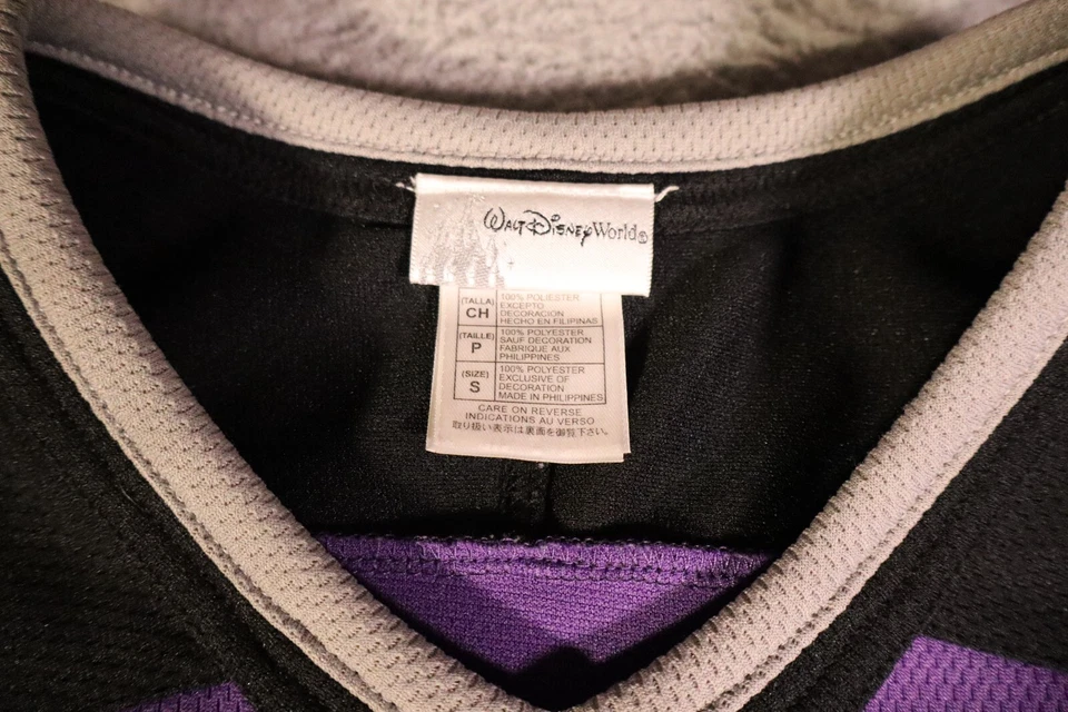 Camiseta de hóquei Disney Mighty Mickey’s roxa preta juvenil tamanho pequeno vintage - Imagem 4 de 4