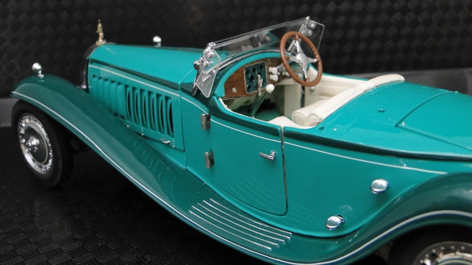 Bugatti with 8Cyl.Engine/Orig.Wheel Rims/Mascot1:24SCALE CUSTOM METAL MODEL