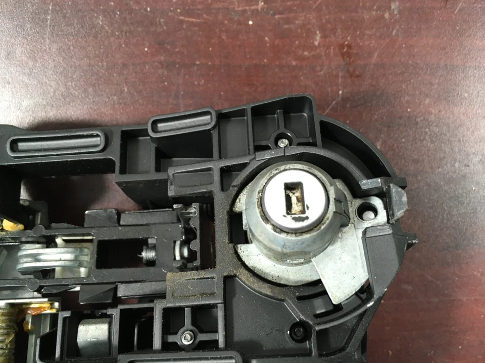 2011-2016 BMW 528i EXTERIOR DOOR HANDLE BRACKET X1720745109 OEM . - Image 2 of 4