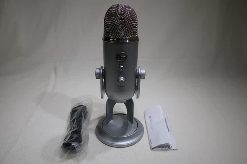 Blue Yeti USB Microphone in Silver, Base and connecting cable
