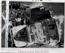 1960 Press Photo Rioting Japanese Students Watch Police Vehicles Burn in Tokyo