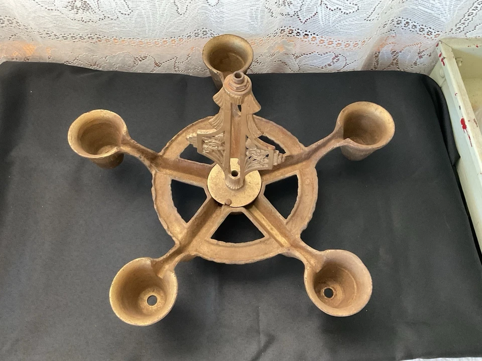 Lámpara de araña antigua Art Nouveau ornamentada de hierro de 5 brazos de 1920 Foto 3 de 4