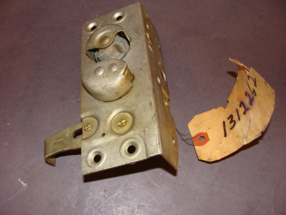 Pestillo puerta derecha Studebaker parte #1312262 delantero derecho: todos los sedanes 1956-57 nuevo de stock Foto 2 de 4