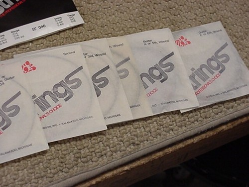 Gibson Flower Guitar Strings no. 040 VTG 70'S NOS,CASE CANDY Kalamazoo, Mi - Picture 3 of 4