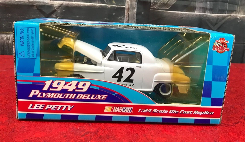 NEW IN BOX Diecast Racing Champions 1949 PLYMOUTH DELUXE LEE PETTY 1:24 White - Image 2 of 4