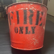 Ancien seau à feu avec fond rond galvanisé