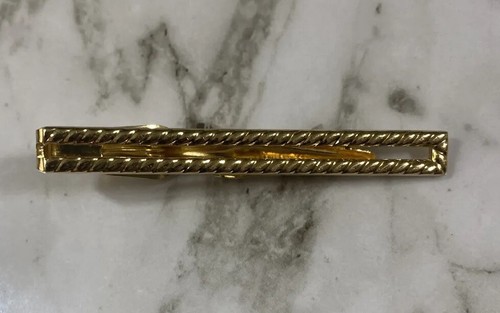 Vintage Avon Tie Clip Gold-toned Rope bar J4 - Picture 1 of 4