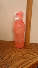 Botella de agua ecológica Tupperware 16 OZ cuadrada con tapa giratoria - guayaba - nueva en paquete