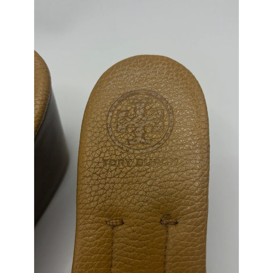 Sandalias de cuña Tory Burch de cuero tostado con logotipo dorado sin cordones Patti talla 8,5 Foto 4 de 4