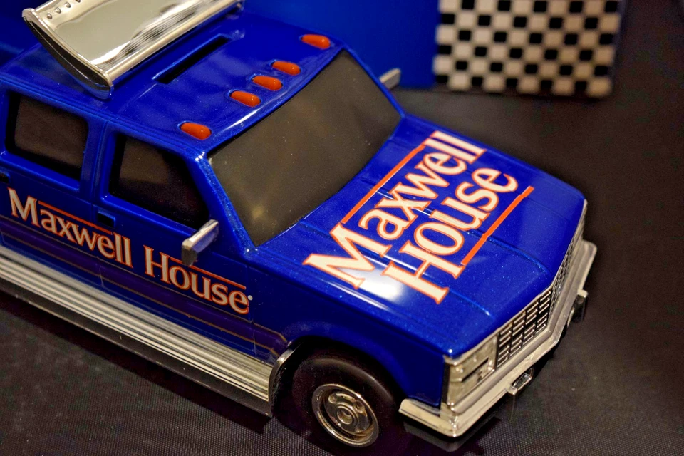 Action Platinum Series #22 Bobby Labonte Maxwell House 1:24 Scale Dually Truck - Image 2 of 4
