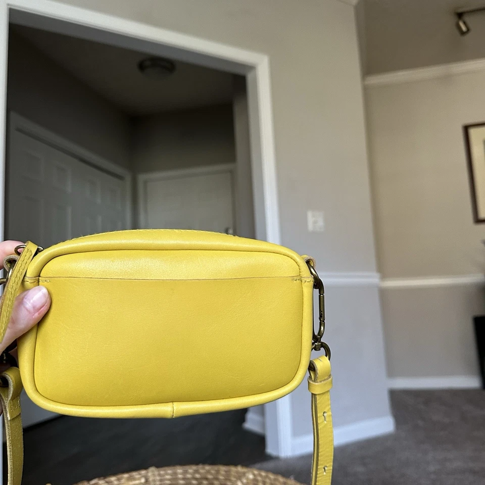 Mini Bolso Bandolera Madewell The Leather Mosquetón, Mini Cartera Amarilla Mostaza Foto 3 de 4