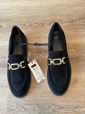 Marks & Spencer schwarze Wildleder-Halbschuhe flache Schuhe mit Kette vorne Größe 4,5 neu mit Etikett