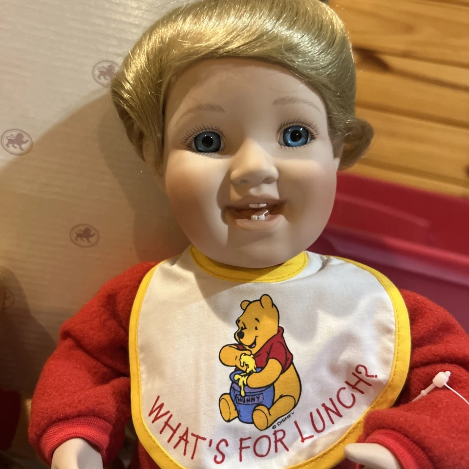 Новая винтажная фарфоровая кукла Winnie The Pooh — What's for Lunch в оригинальной коробке. - Изображение 4 из 4