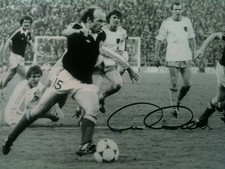 ARCHIE GEMMILL - LEGENDARY FOOTBALLER - SCOTLAND WORLD CUP GOAL SIGNED PHOTO