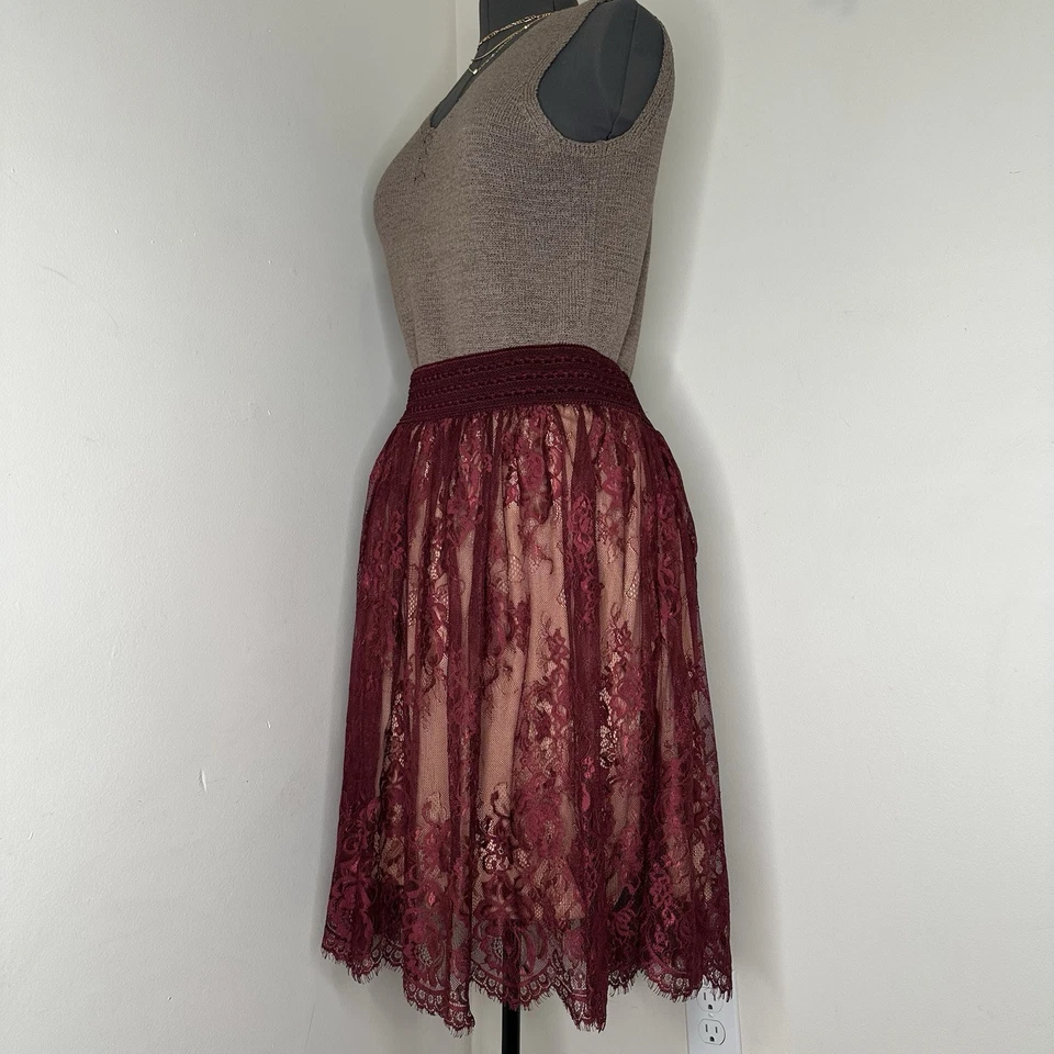 Saia Feminina Rue+ 24W 3XL 41" 23L Vermelha Midi Linha A Renda Flare Floral Elástico - Imagem 3 de 4