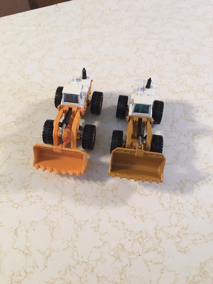 TOMICA , 1:80 , INTERNATIONAL 560 , WHEEL LOADERS , NO BOXES . - Image 3 of 4