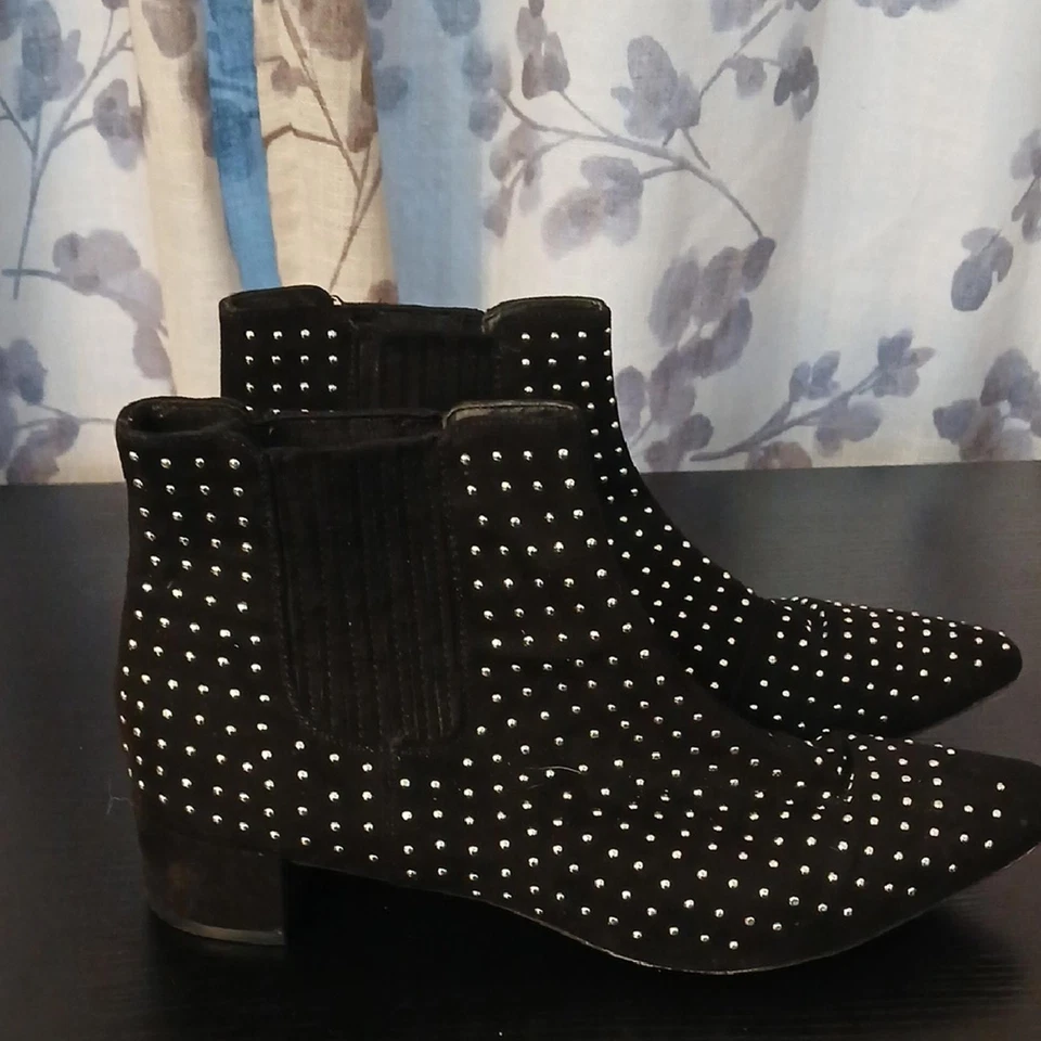 Botines negros elegantes con tachuelas Foto 3 de 4