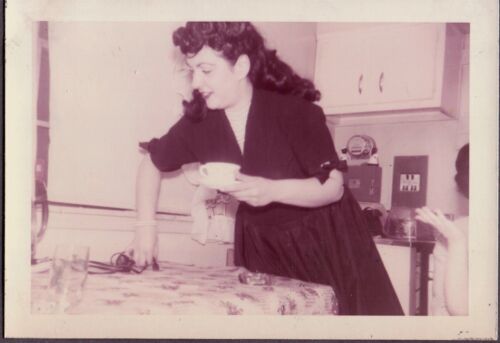 VINTAGE PHOTOGRAPH 1955 WOMEN'S/GIRLS LONG HAIR/DRESS KITCHEN FASHION OLD PHOTO - Picture 1 of 1