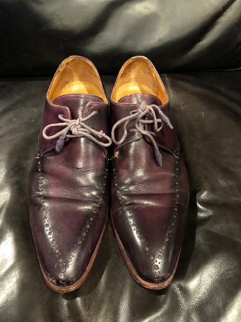 guys wearing high top converse