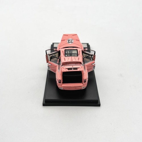 DCM 1:64 Rolls Royce Cullinan (rosa Schwein) Druckguss Modellauto - Bild 10 von 11