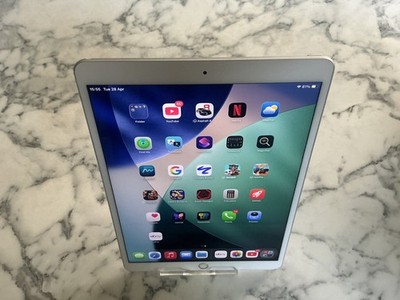 Apple iPad Air (3rd Generation) 64GB, Wi-Fi, 10.5in - Silver for