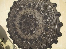Nappe ronde ancienne crochet main teinte en noir diamètre 1,30 m