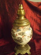 Ancienne  lampe à pétrole en bronze & céramique décors Chrysanthèmes NIII