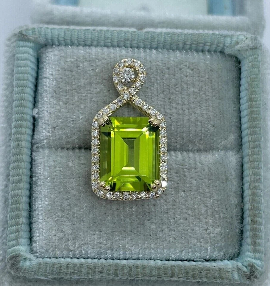 Colgante para mujer de diamantes de peridoto simulado de corte esmeralda de 2 quilates enchapado en oro blanco de 14 quilates Foto 3 de 4