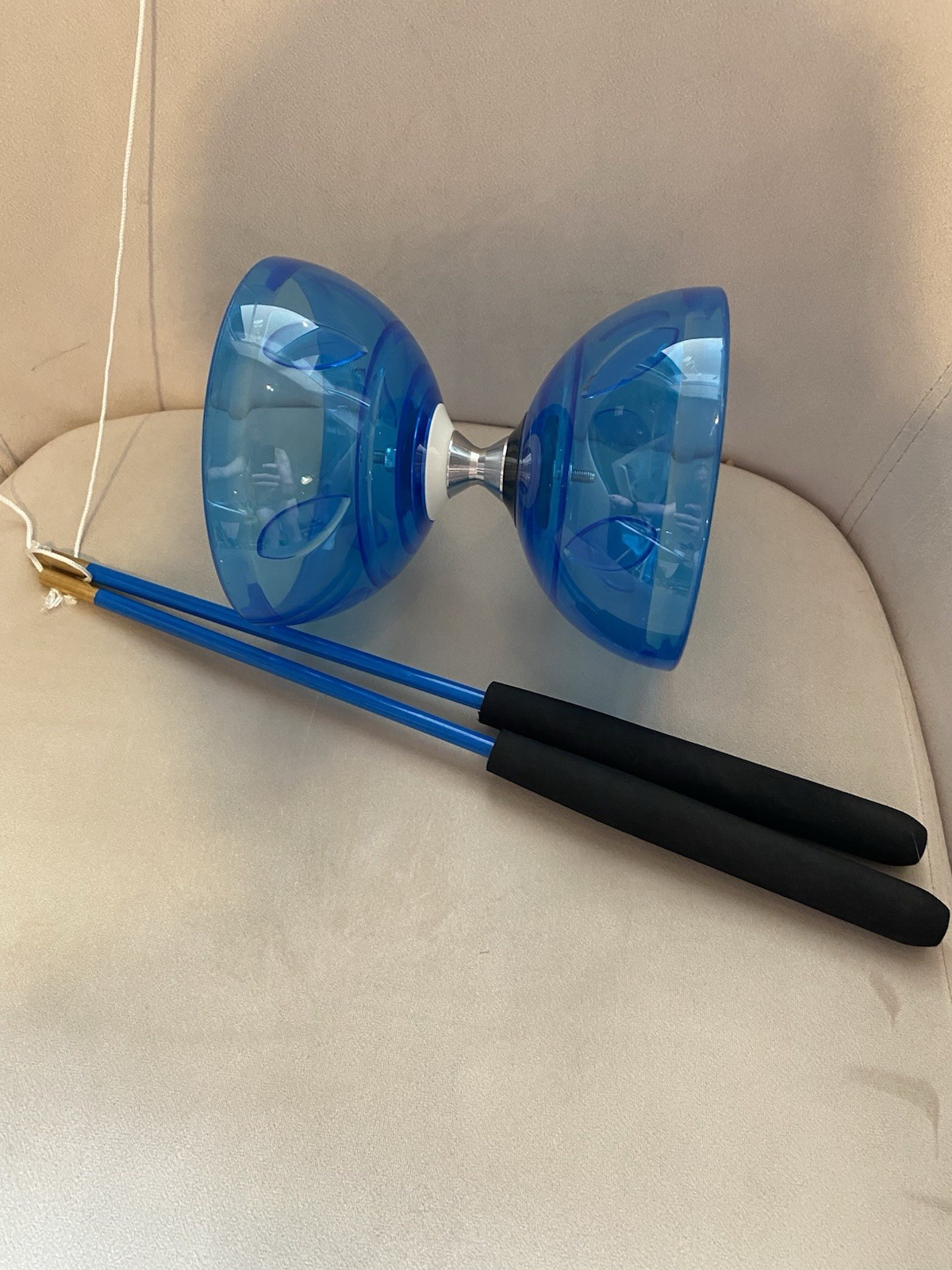 Kit diabolo bleu grand format pour animer vos après-midis jeux en famille au parc