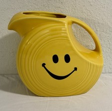 RARE Fiesta Fiestaware Homer Laughlin SMILEY Happy Face Disc Pitcher Yellow HTF