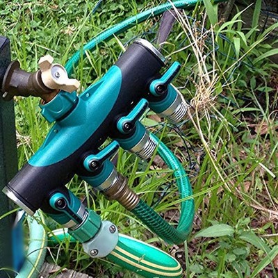 Kompakter 4-Wege Schlauchverteiler grün Kunststoffdesign für einfache Lagerung