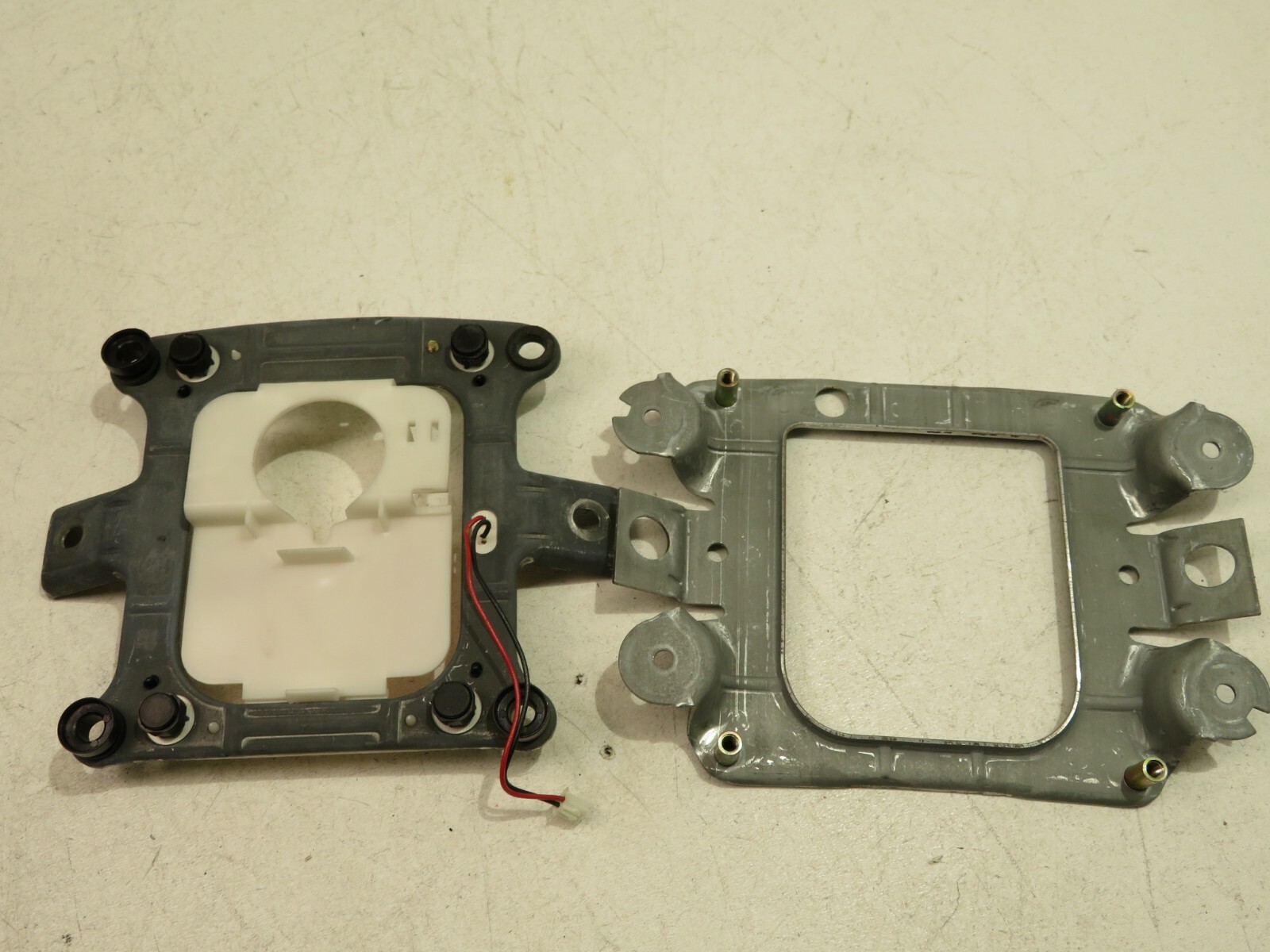 1999-2004 BENTLEY ARNAGE SEDAN STEERING WHEEL HORN CONTROL COVER PANEL PAD OEM