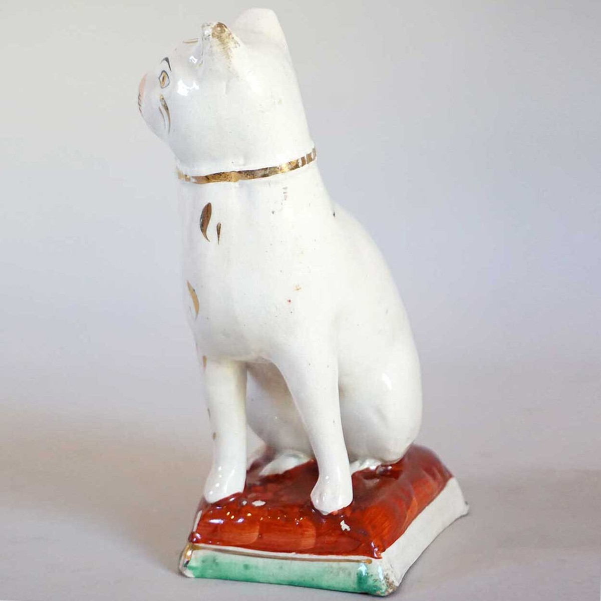 アンティーク雑貨 ANTIQUE STAFFORDSHIRE POTTERY SEATED CAT ANTIQUE STAFFORDSHIRE POTTERY SEATED CAT ON PILLOW FIGURE FIGURINE