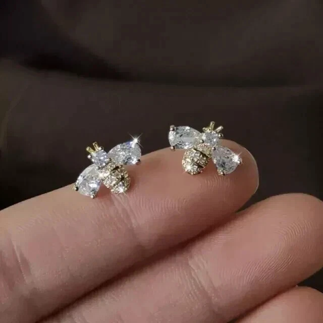 Aretes enchapados en oro amarillo de 14 quilates con diamantes de abeja melífera creados en laboratorio con corte de pera de 2 quilates Foto 3 de 4