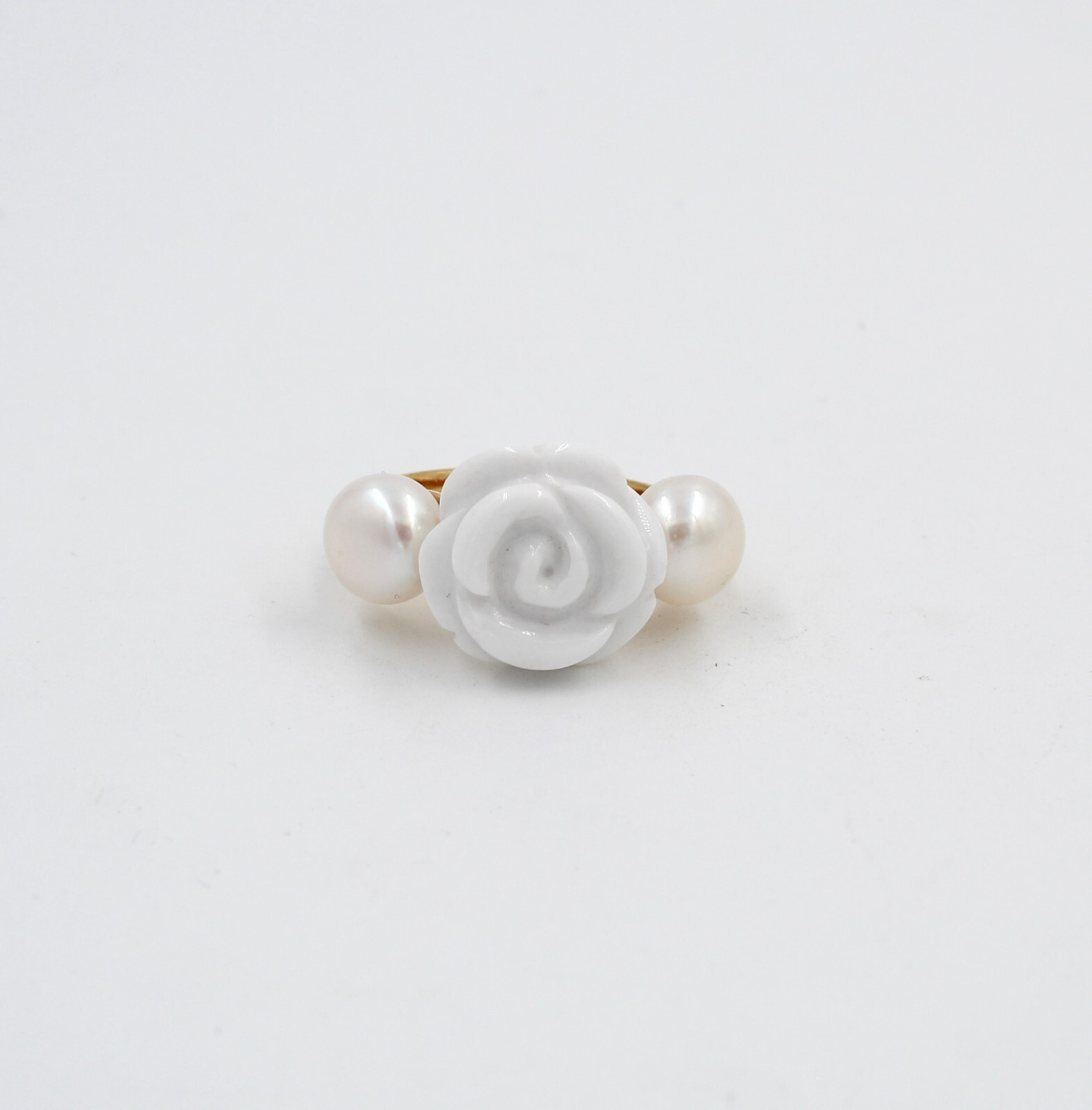 Anillo de Oro Amarillo Con 2 Perlas Y Un Ágata Blanca en Forma De Rosa Al Centro