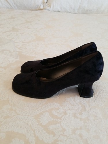 Vintage Y2K Sz.7.5 Black Velveteen Round Toe Heels, Cinderella Look - Picture 9 of 9