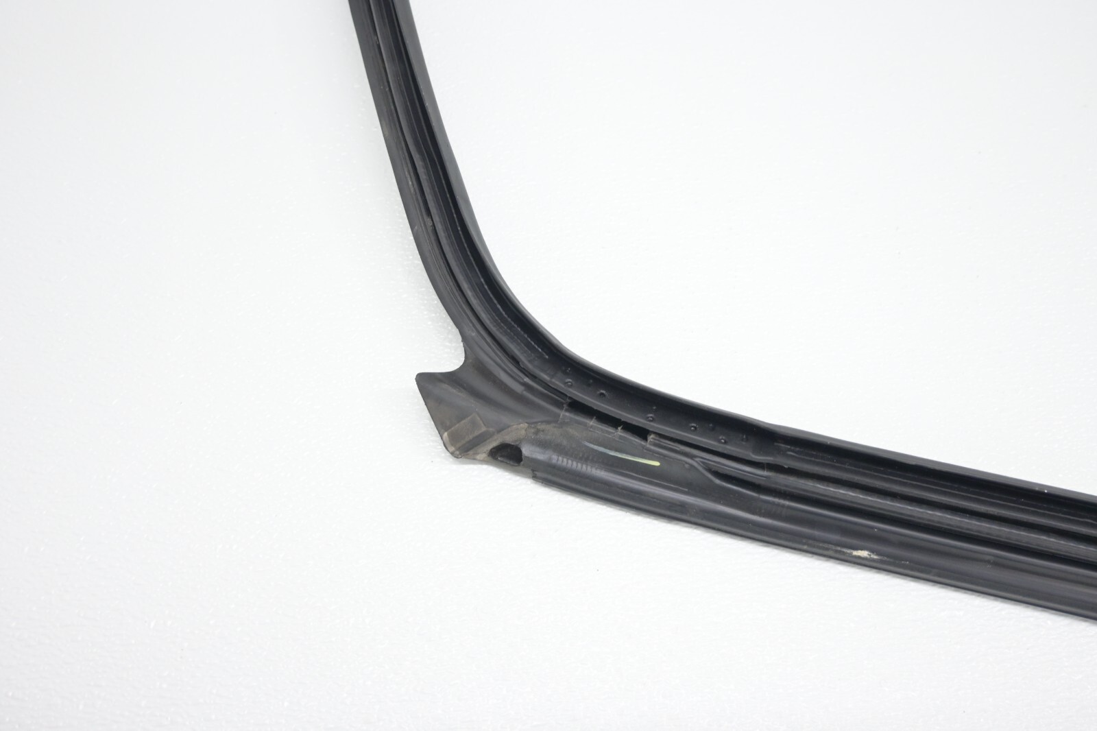 Maserati Ghibli 2014-2020 FRONT+LEFT Weatherstrip P/N 1130057