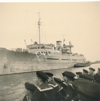 Foto Kriegsmarine Überfahrt provisorisches Wohnschiff ''Der Deutsche'' M1.83