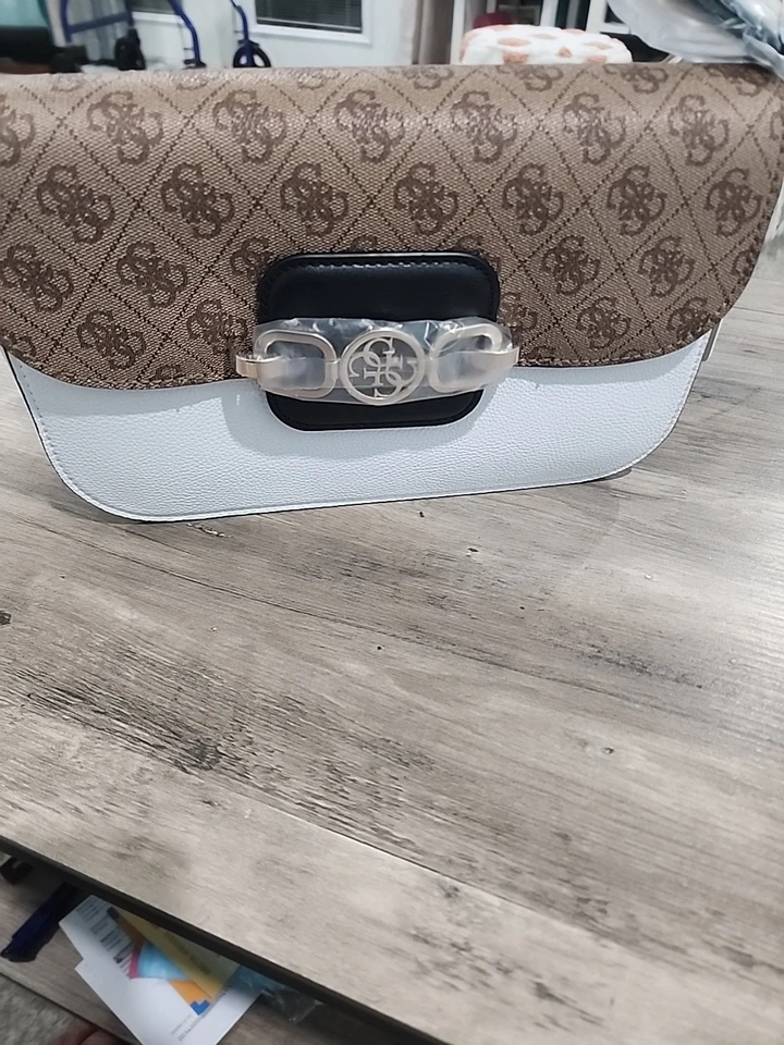 Bolso de mano GUESS color topo oscuro con logotipo de Zarela Foto 3 de 4