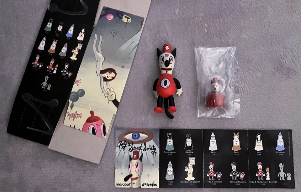 Kidrobot Gary Baseman: Toby's Secret Society - Red Toby con bola de cristal CHASE Foto 2 de 2