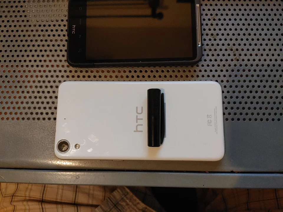 Телефоны HTC Desire 16 ГБ 5,0 дюйма, белые плюс 1 другой телефон HTC, 2 телефона HTC на запчасти - Изображение 3 из 4