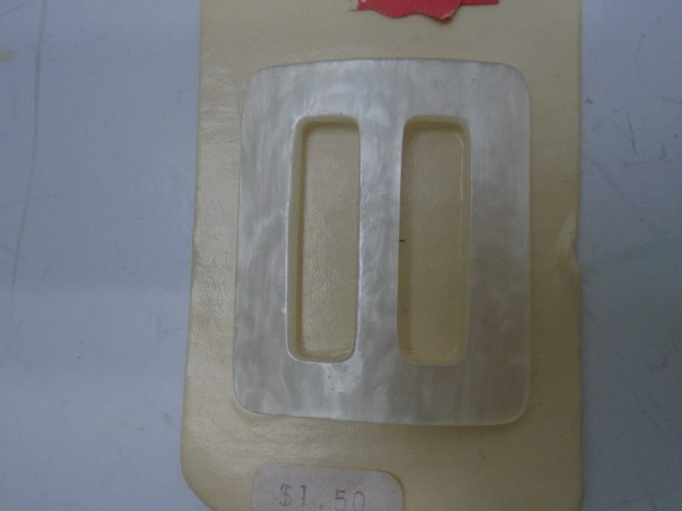 VINTAGE La MODE Size 1 1/2 CARVED WHITE PEARL SHELL BUCKLE SLIDE NOS CARD #4148 - Image 4 of 4