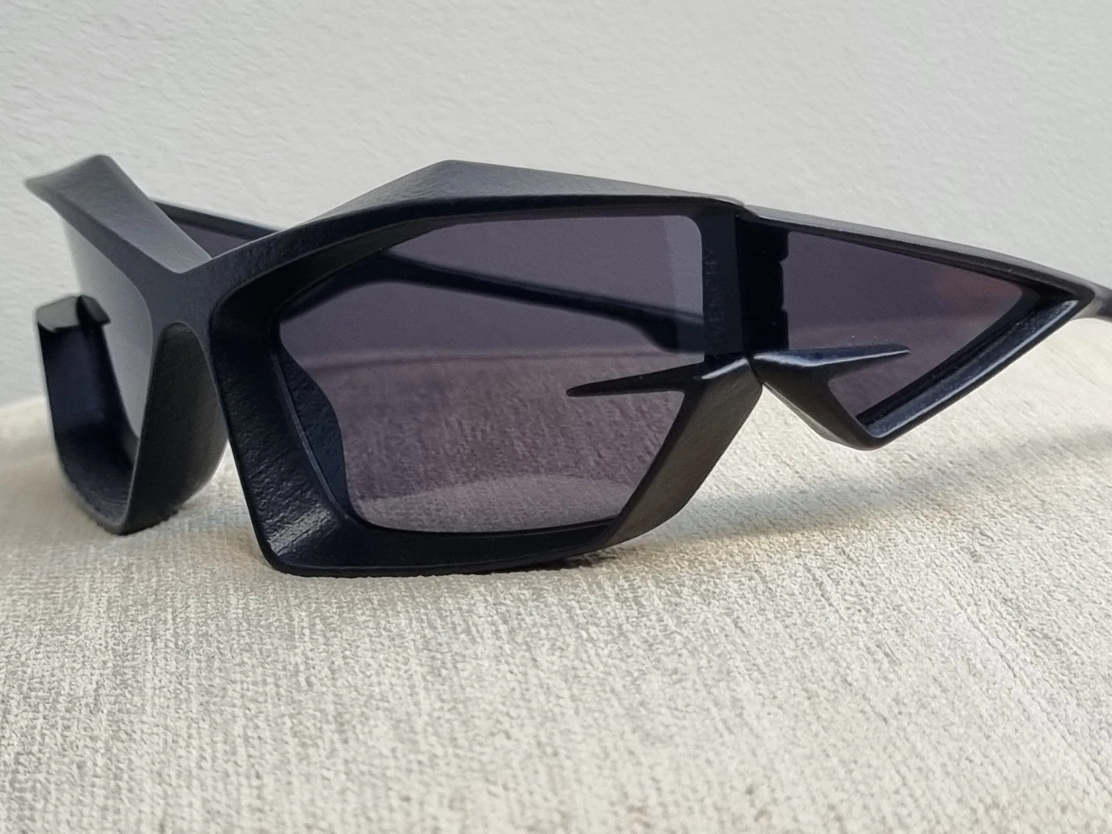 Givenchy — GIVENCHY GV400491 SUNGLASSES MATTE BLACK & GREY FASHION STATEMENT HOLIDAY BEAUTY