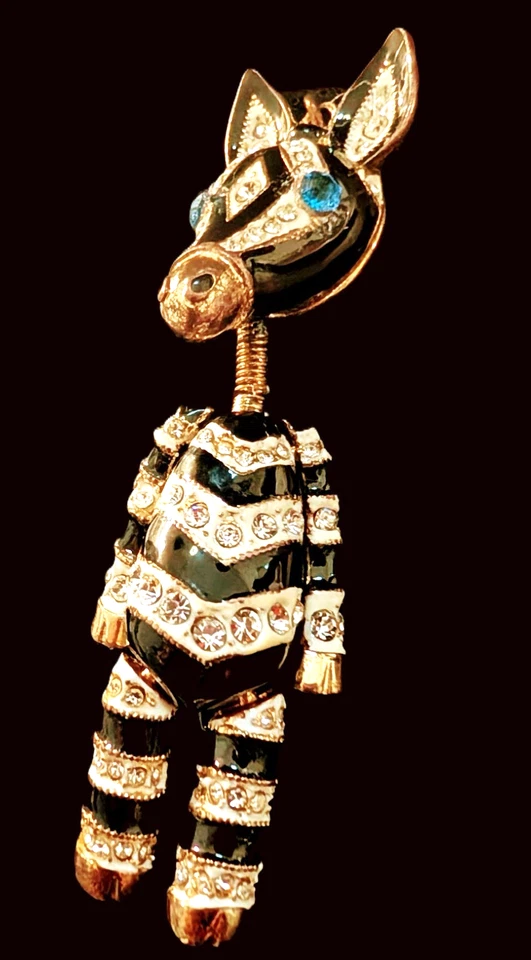 Colgante Betsey Johnson 3" cebra articulada 3D con pedrería Foto 3 de 4