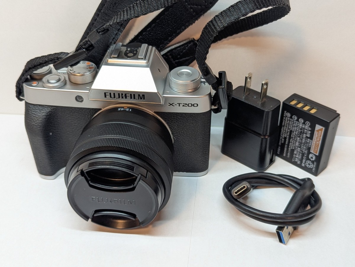 Fujifilm X-T200 シルバー　XC 15-45mm Fujifilm X-T200 Camera in Silver + XC 15-45mm Lens Kit - Fuji