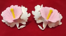 Pendientes Flor Rosa Hojas Blancas Estambre Amarillo 2 en Pascua Perforada