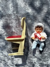 Kleiner alter Puppenstuhl für Puppenstube/Puppenhaus, m. Puppe 